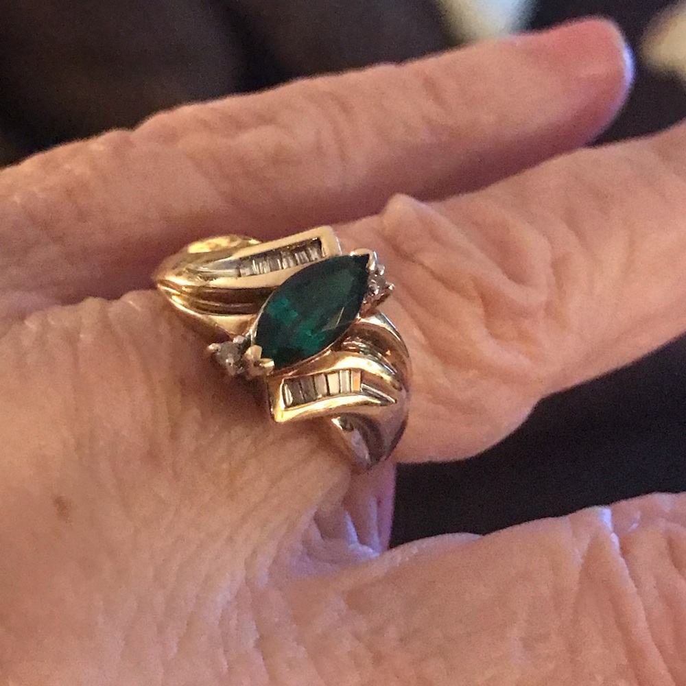 Emerald and Diamond 10kt ring size 8 beautiful birth stone ring lab emerald